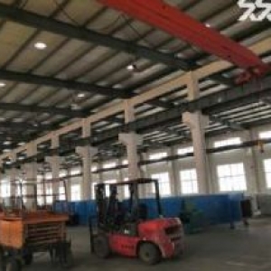 鸠江开发区单层厂房2500平，环氧地面，精装办公室1800平，有行车梁，可装行车